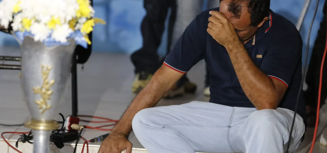 O pai de Gabriel e de mais cinco filhos se emociona