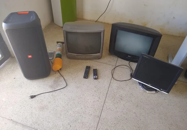 Objetos apreendidos junto com o suspeito