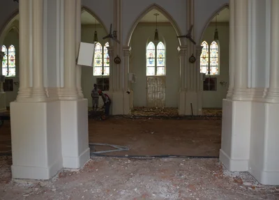 Operários trabalham na retirada do piso antigo da Catedral