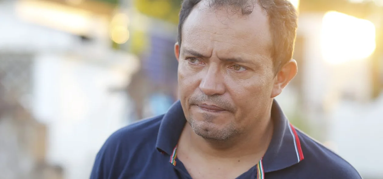 Pai de Gabriel Brenno chora no enterro do filho