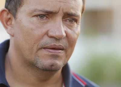 Pai do estudante se emociona ao se despedir de seu filho
