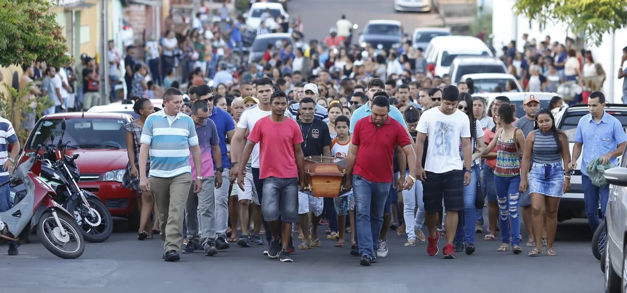 Pessoas que acompanharam o velório carregando o caixão de Gabriel Brenno