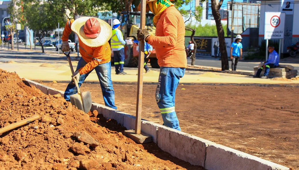 Trabalhadores concluindo canteiro central 