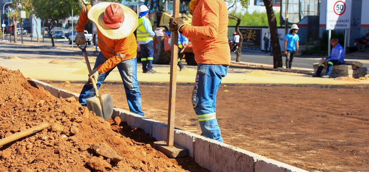 Trabalhadores concluindo canteiro central 