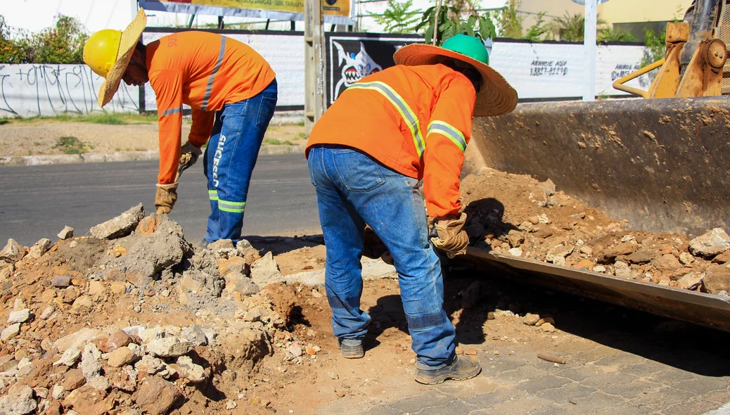 Trabalhadores fazem retirada de entulhos da pista