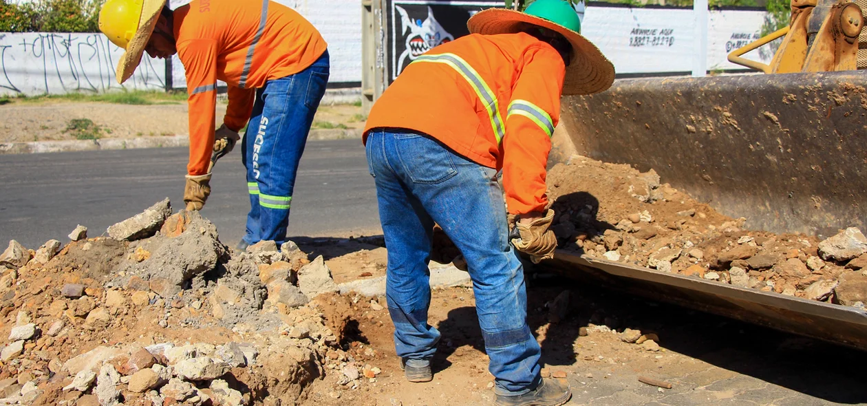 Trabalhadores fazem retirada de entulhos da pista