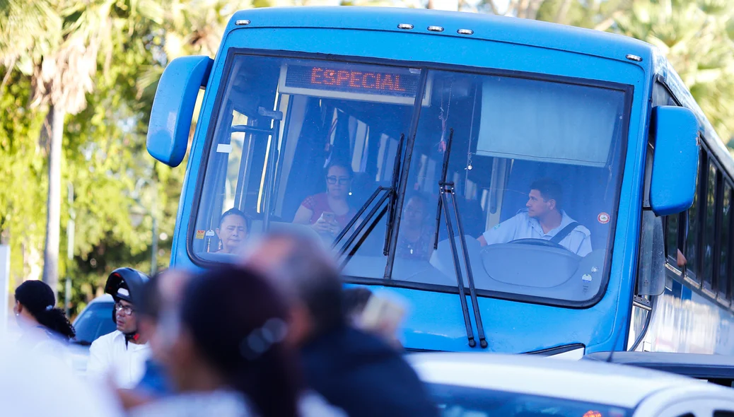 Motorista aguardando a carreata 