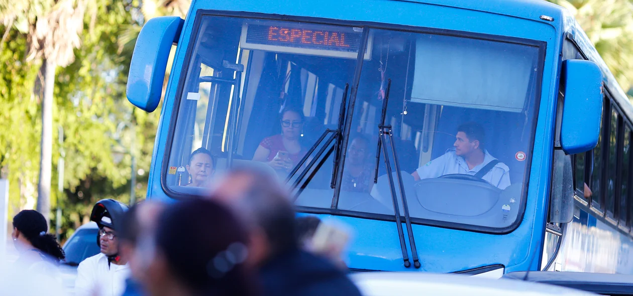 Motorista aguardando a carreata 