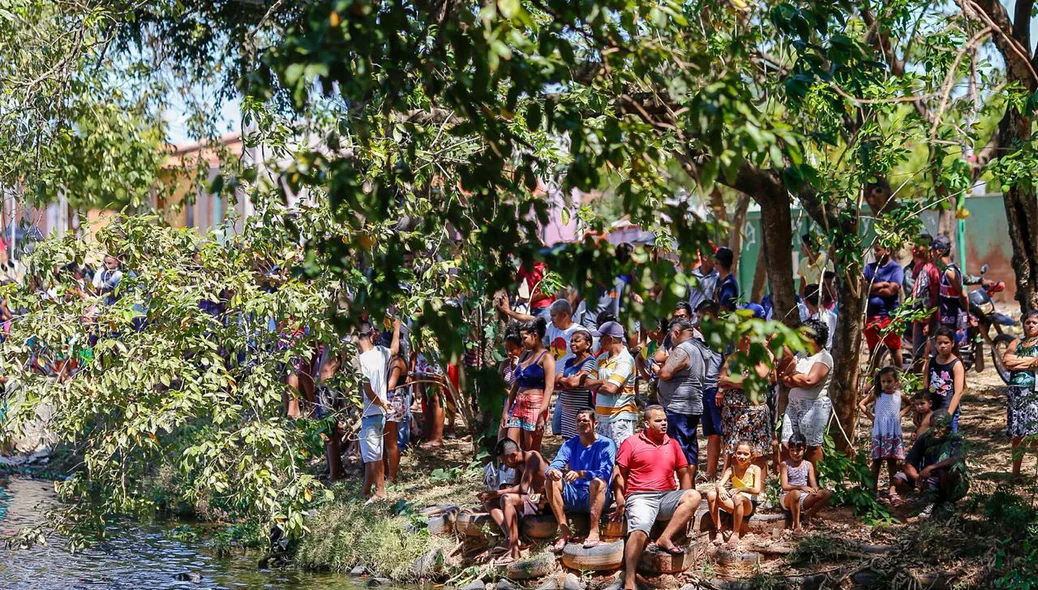Populares se aglomeraram às margens da lagoa na Nova Brasília