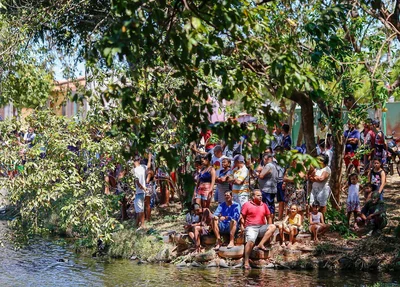 Populares se aglomeraram às margens da lagoa na Nova Brasília