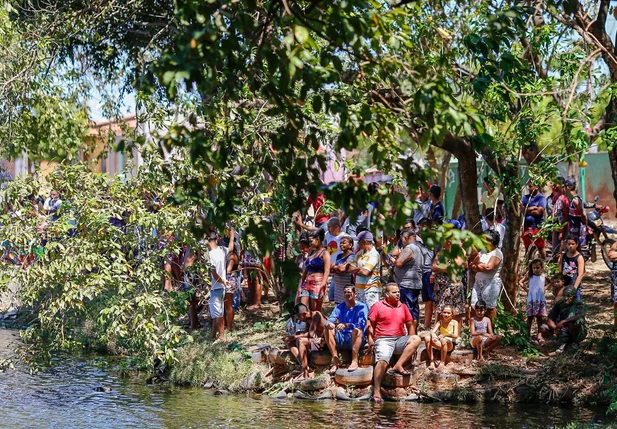 Populares se aglomeraram às margens da lagoa na Nova Brasília