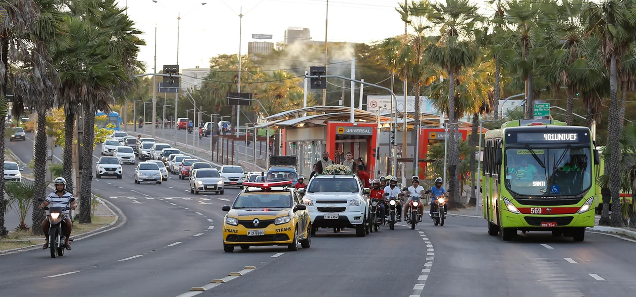 procissão percorre as avenidas de Teresina