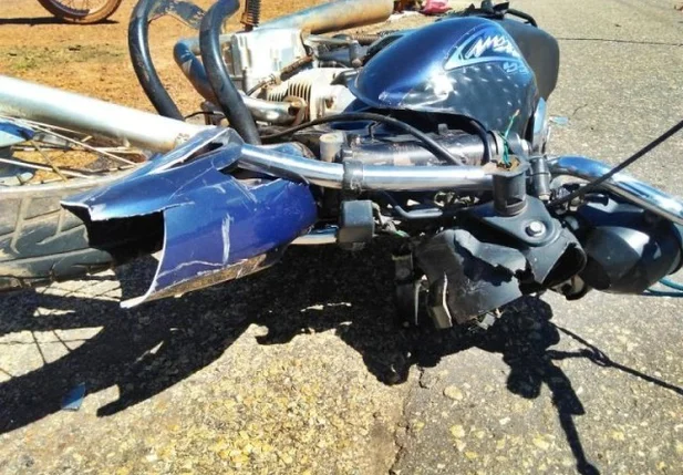 uma das motocicletas do acidente 