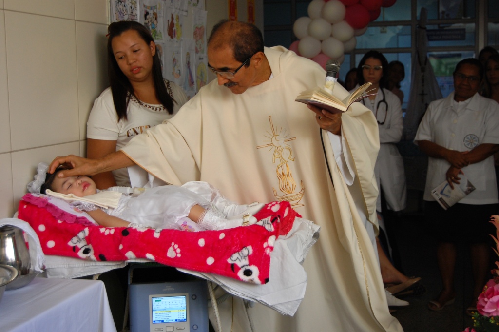 Bebê é batizada no HUT