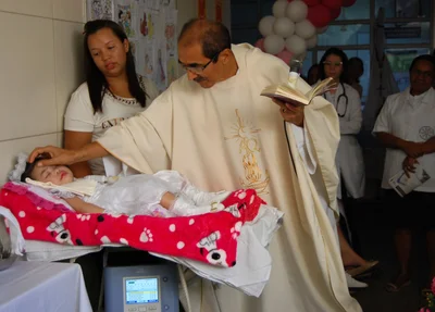 Bebê é batizada no HUT