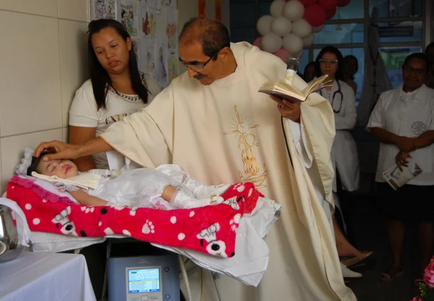 Bebê é batizada no HUT