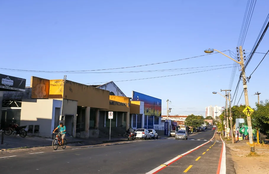 Comerciantes reclama da ciclovia na rua
