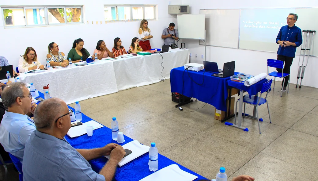 Firmino Filho participa de encontro de experiências na área da educação