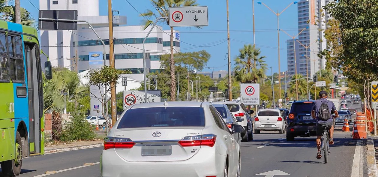 Veículos na Avenida João XXIII
