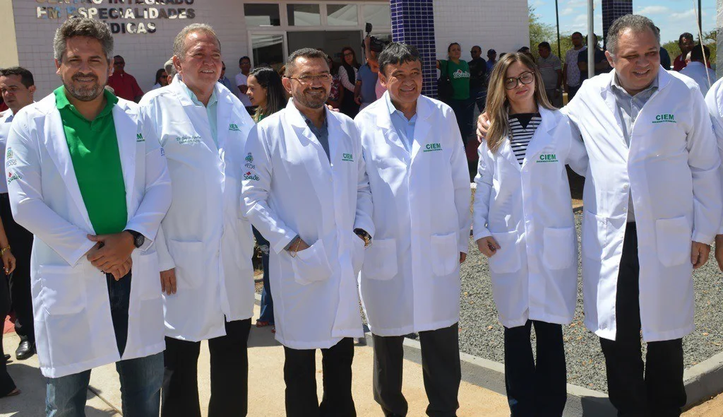 Autoridades participam da solenidade