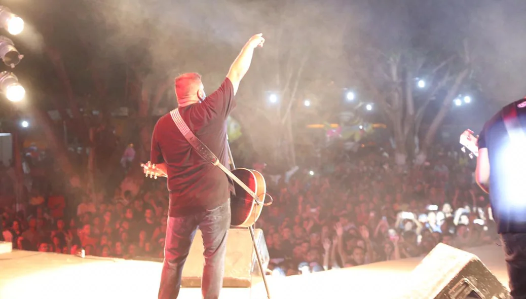 Bandas animam a noite 