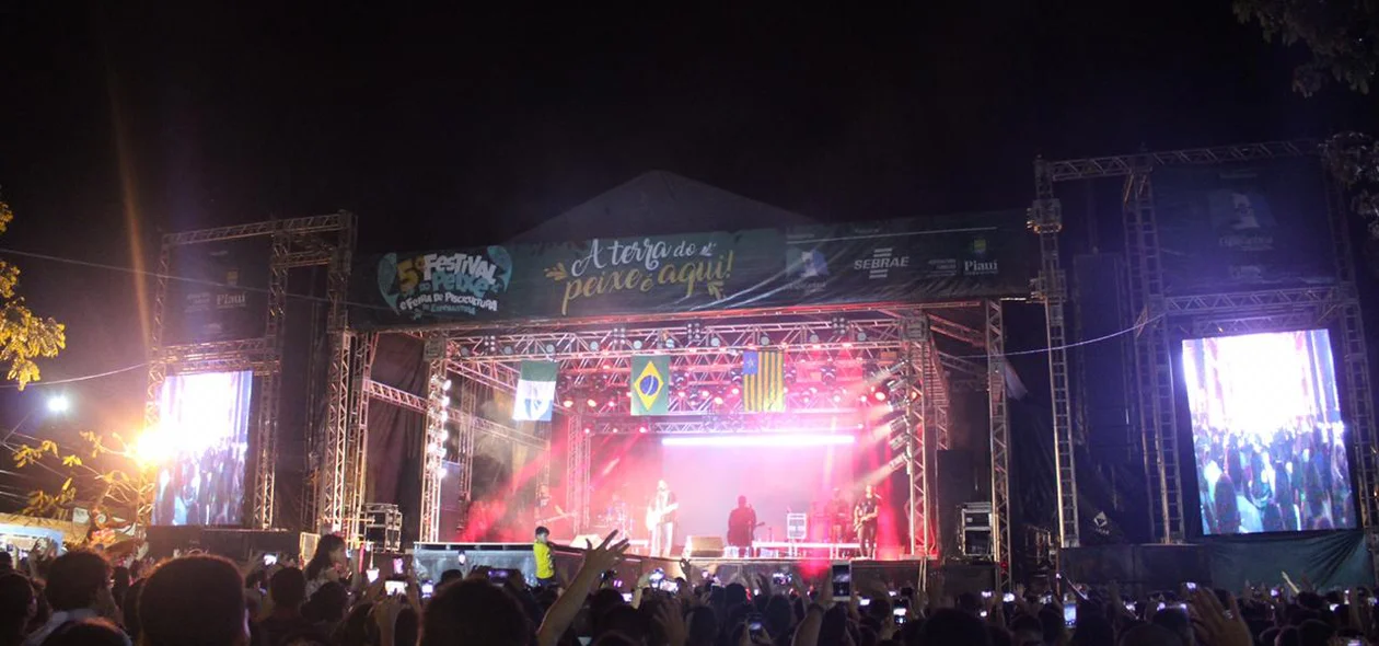 Primeira noite do Festival do Peixe de Esperantina lota Avenida Petrônio Portela 