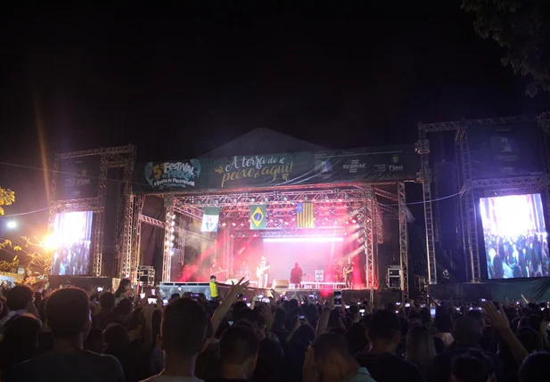 Primeira noite do Festival do Peixe de Esperantina lota Avenida Petrônio Portela 