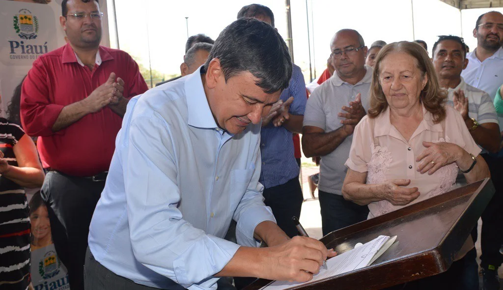 Wellington Dias assina termo de cessão de imóvel do estado