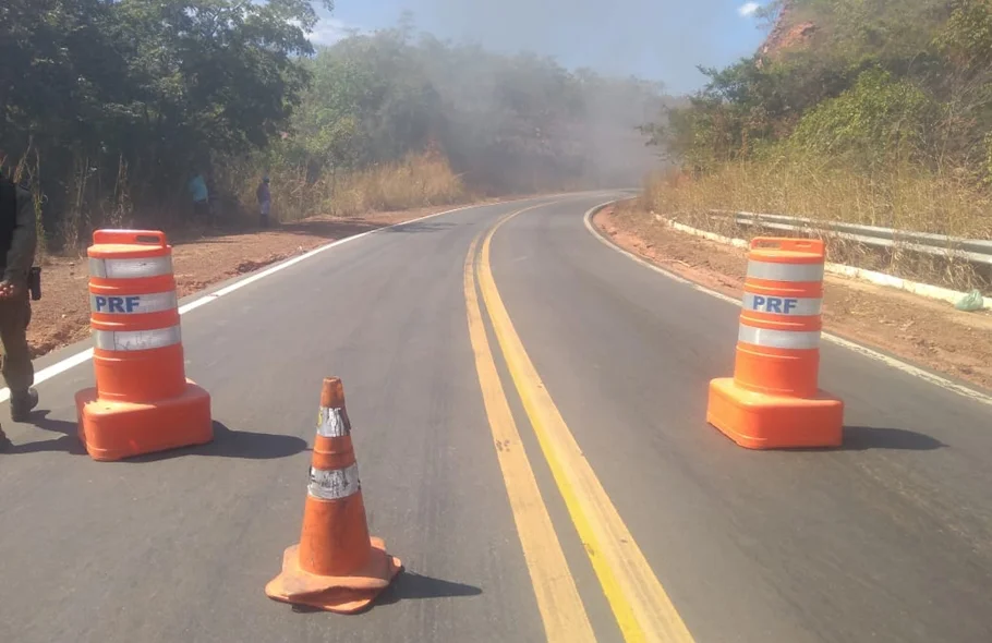 De acordo com a PRF, os dois sentidos da BR 135 estão interditados