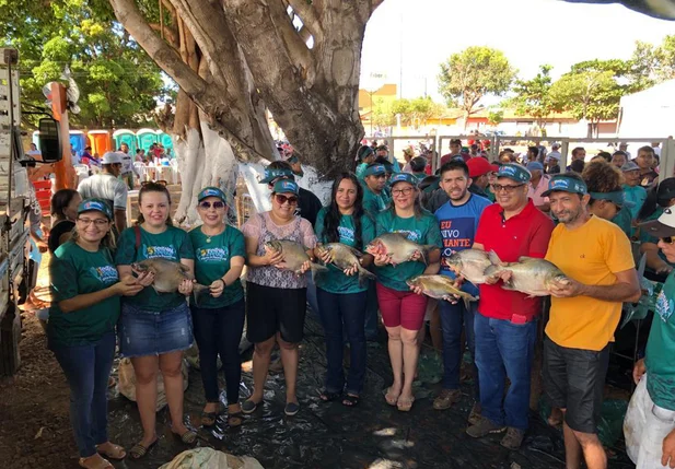 Entrega de peixes em Esperantina