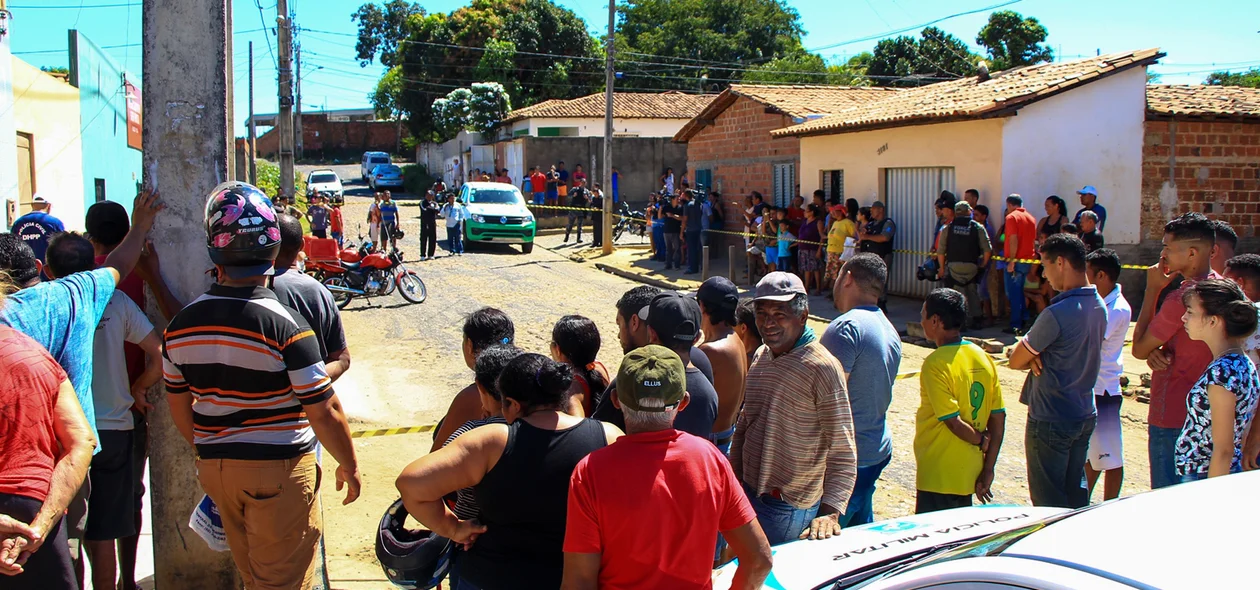 Curiosos no local do homicídio