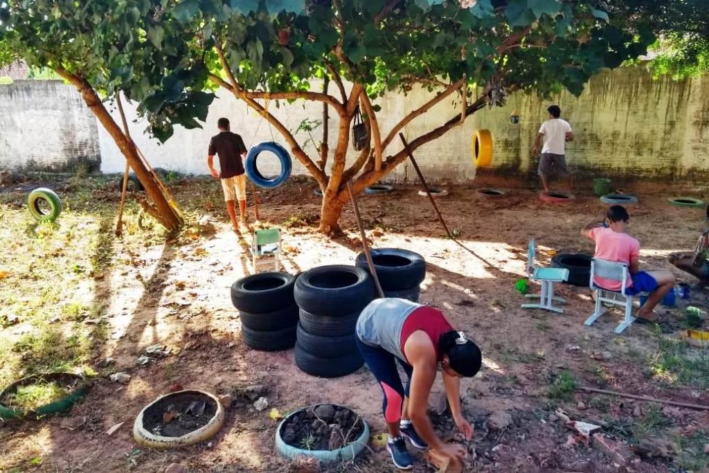 Pais se unem para limpar e reconstruir parque em escola