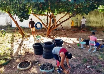 Pais se unem para limpar e reconstruir parque em escola