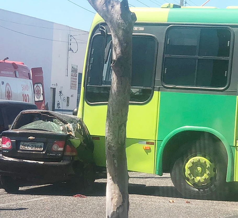 Colisão entre carro e ônibus