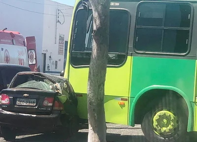 Colisão entre carro e ônibus