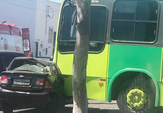 Colisão entre carro e ônibus