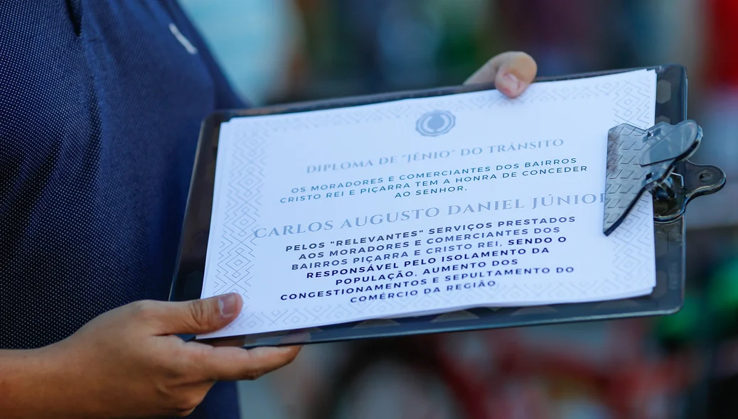 Diploma para o superintendente Carlos Daniel