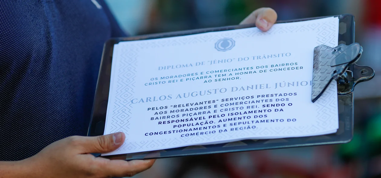 Diploma para o superintendente Carlos Daniel