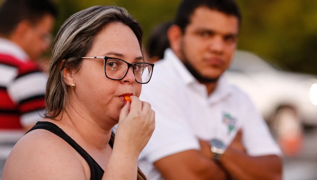 Manifestantes com apito 