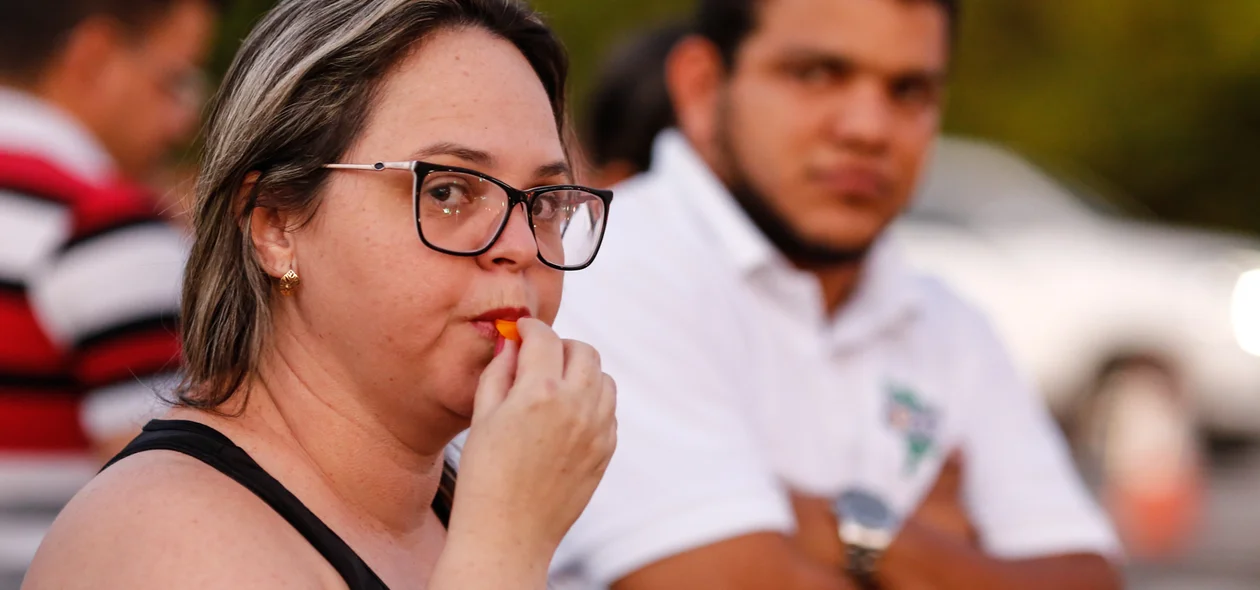 Manifestantes com apito 