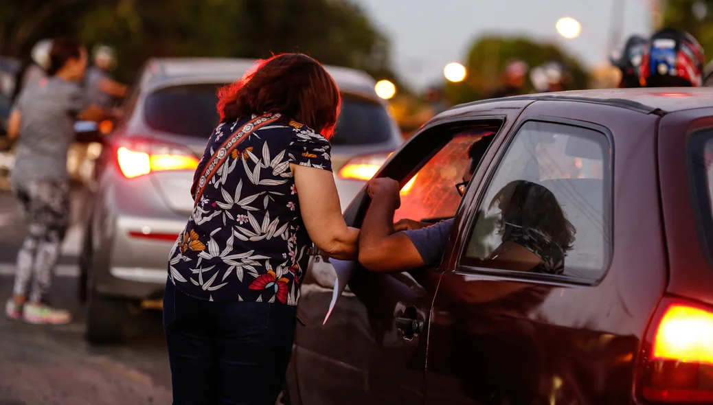 Motoristas assinando abaixo assinado