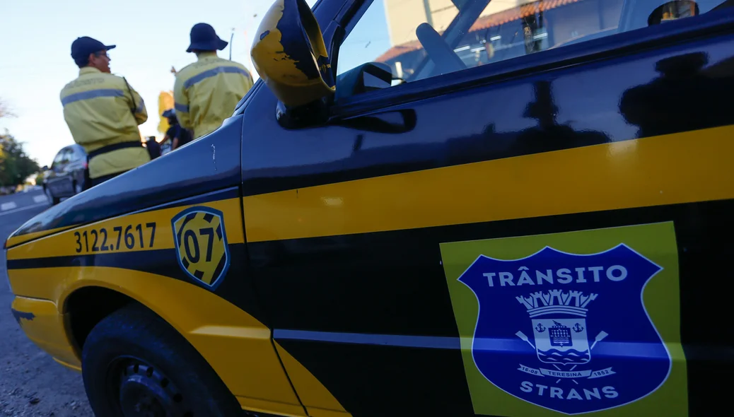 Strans no local orientando o trânsito 