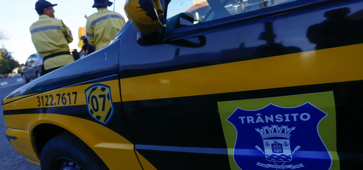 Strans no local orientando o trânsito 