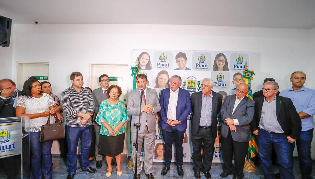 A solenidade contou com a presença de deputados 