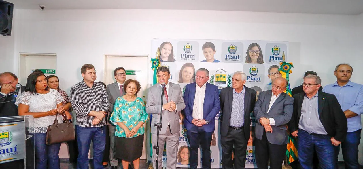 A solenidade contou com a presença de deputados 