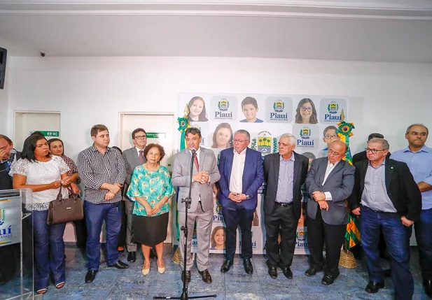 A solenidade contou com a presença de deputados 