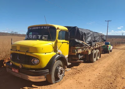 Caminhão apreendido com madeira ilegal em Avelino Lopes