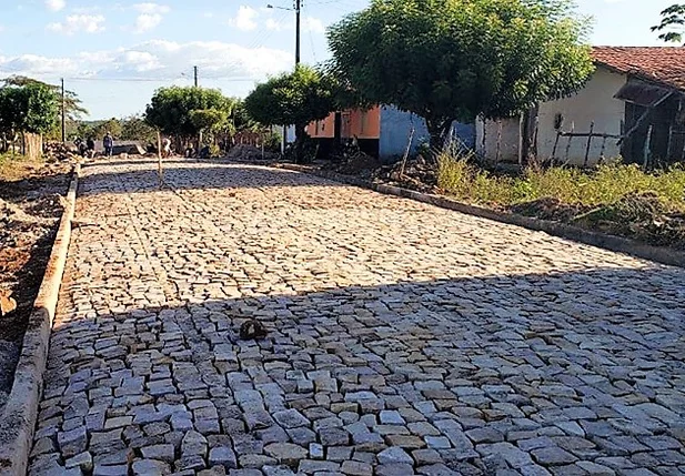 Obra de calçamento em Joaquim Pires