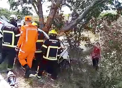Bombeiros retirando corpo de veículo