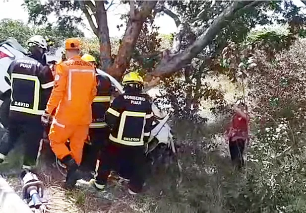 Bombeiros retirando corpo de veículo